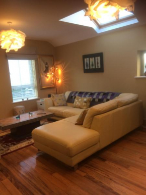 Hidden village centre first floor apartment at Market Square